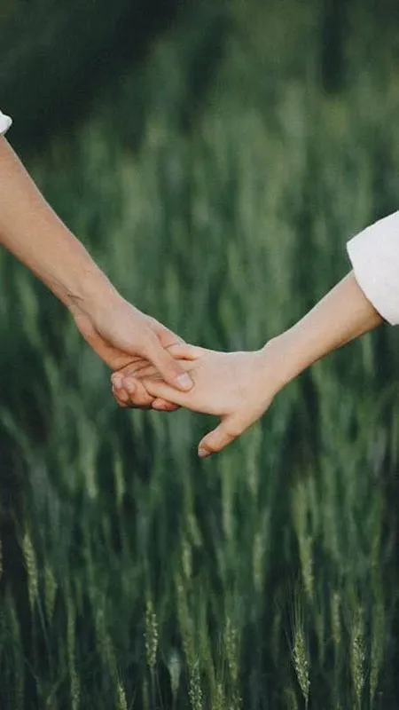 Ảnh nắm tay với phông nền là bầu trời trong xanh