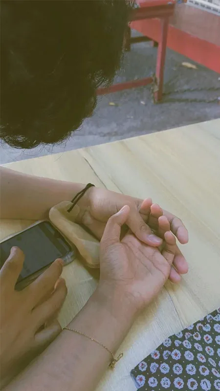 Ảnh đôi tay nắm chặt tạo hình trái tim dễ thương