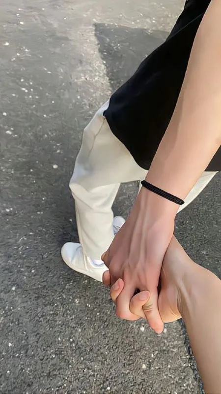Ảnh nắm tay với chiếc nhẫn đơn giản và đáng yêu