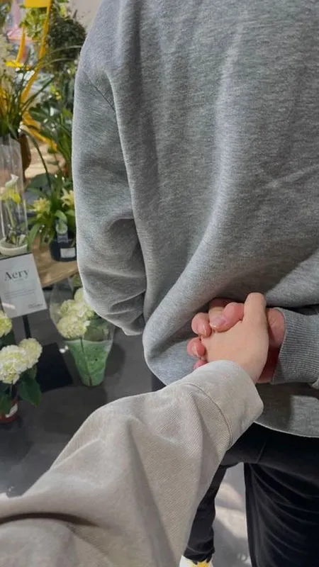 Ảnh nắm tay dễ thương với phong cách tối giản