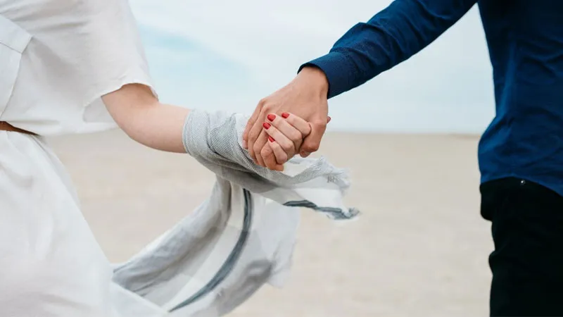 Ảnh nắm tay đơn giản với phông nền màu trung tính