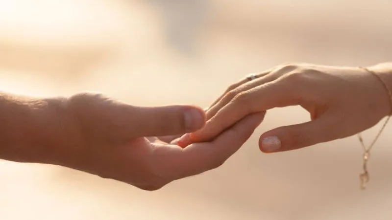 Ảnh nắm tay với gam màu ấm áp, tạo cảm giác thân mật
