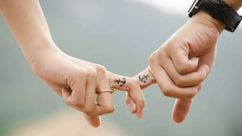 Ảnh nắm tay trên nền xám, thể hiện sự giản dị