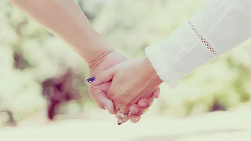 Ảnh nắm tay với chi tiết hoa lá nhỏ, thêm nét thơ mộng