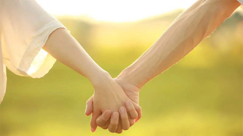 Ảnh nắm tay đơn giản trên nền màu đất
