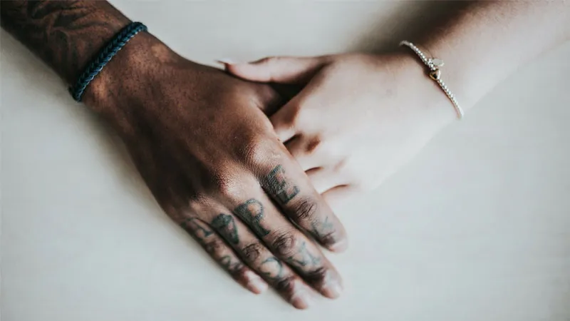 Ảnh nắm tay nhẹ nhàng, tinh tế và đầy tình cảm