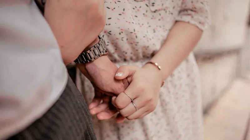 Ảnh nắm tay đơn giản nhưng đầy ý nghĩa và lãng mạn