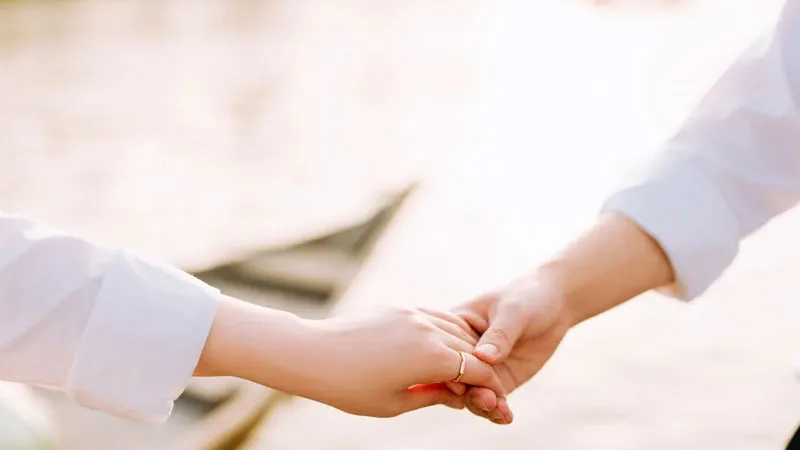 Ảnh nắm tay lãng mạn cho ảnh bìa Zalo