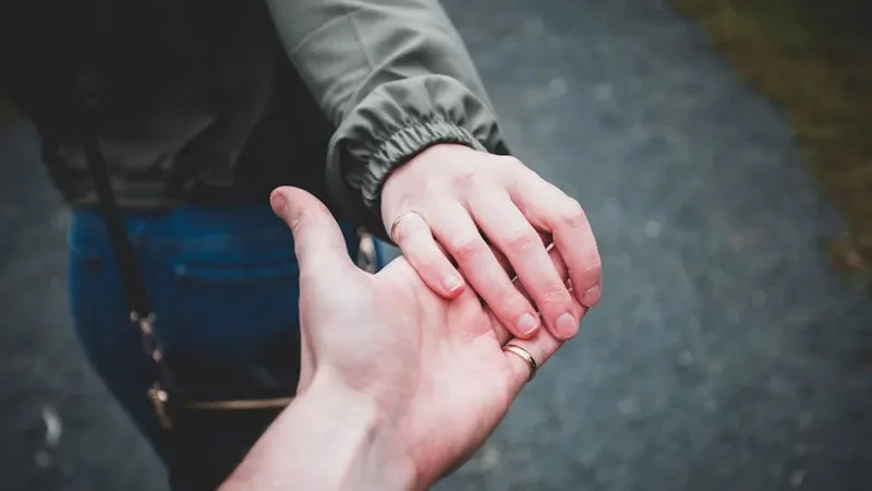 Ảnh nắm tay với phong cách nghệ thuật, phù hợp Zalo