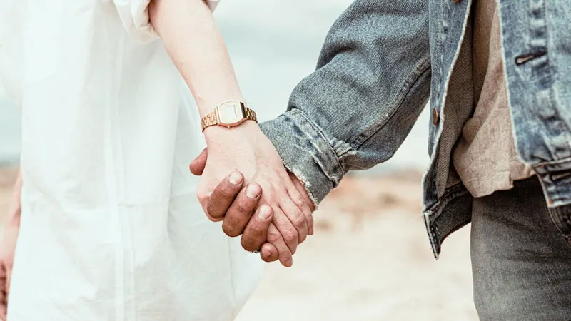 Ảnh nắm tay thể hiện sự gắn bó và tình cảm chân thành