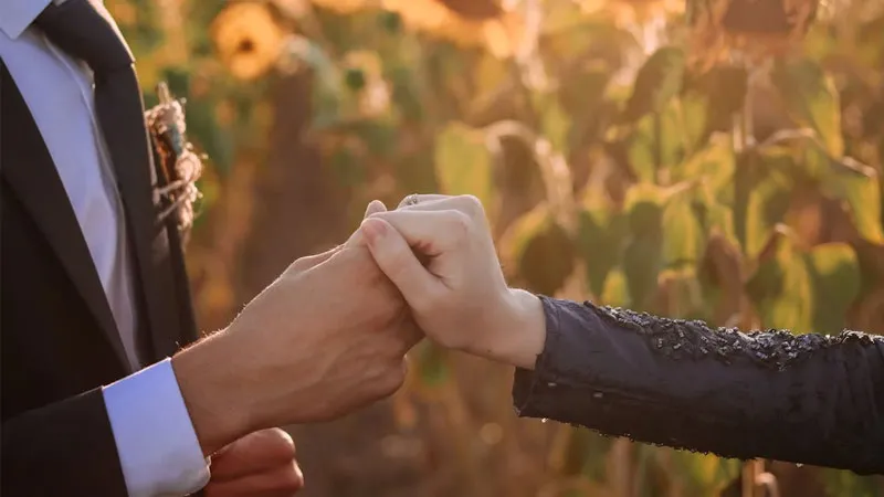 Ảnh nắm tay với gam màu tươi sáng, tạo cảm giác vui vẻ