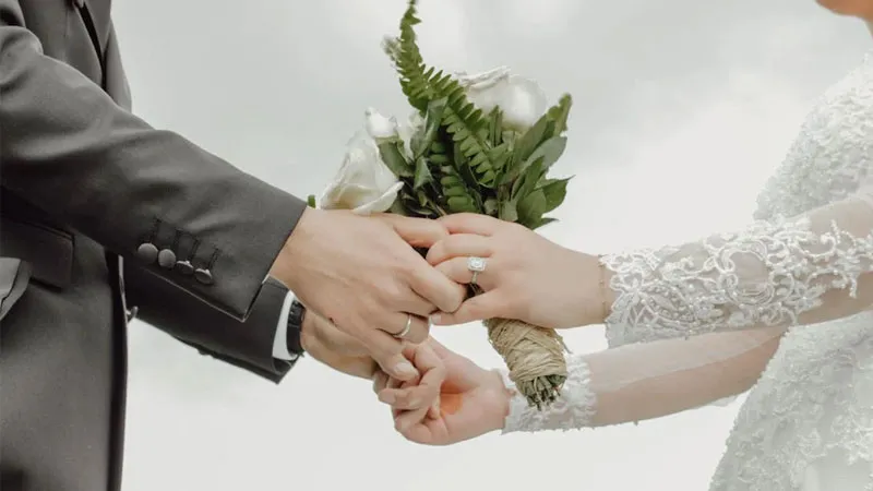 Ảnh nắm tay bên cửa sổ, thể hiện sự chờ đợi