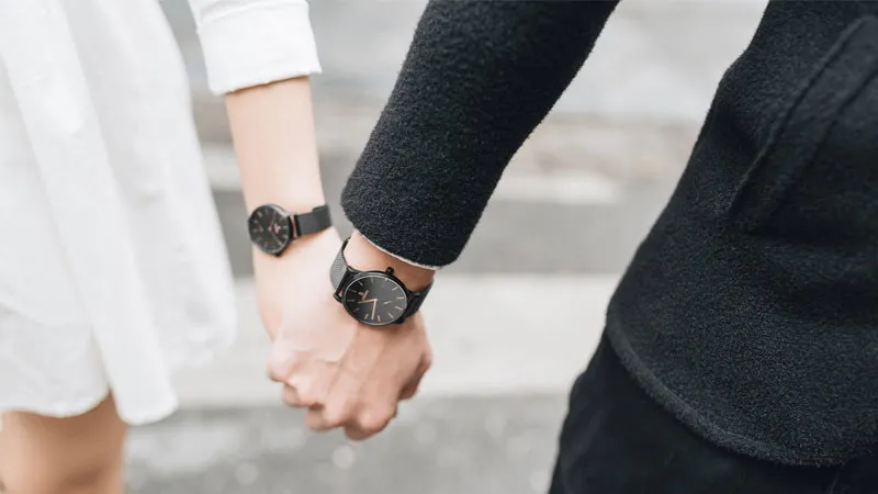 Ảnh nắm tay với cảnh hoàng hôn lãng mạn