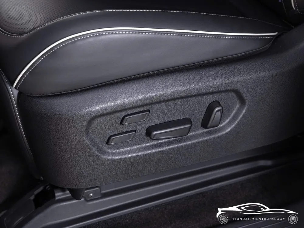 Khu vực tựa tay và bàn làm việc gấp gọn cho hàng ghế Captain trên Hyundai Custin 2.0T Cao Cấp 2025