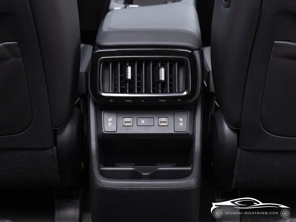 Ghế hành khách phía trước và không gian tổng thể của khoang lái Hyundai Custin 2.0T Cao Cấp 2025