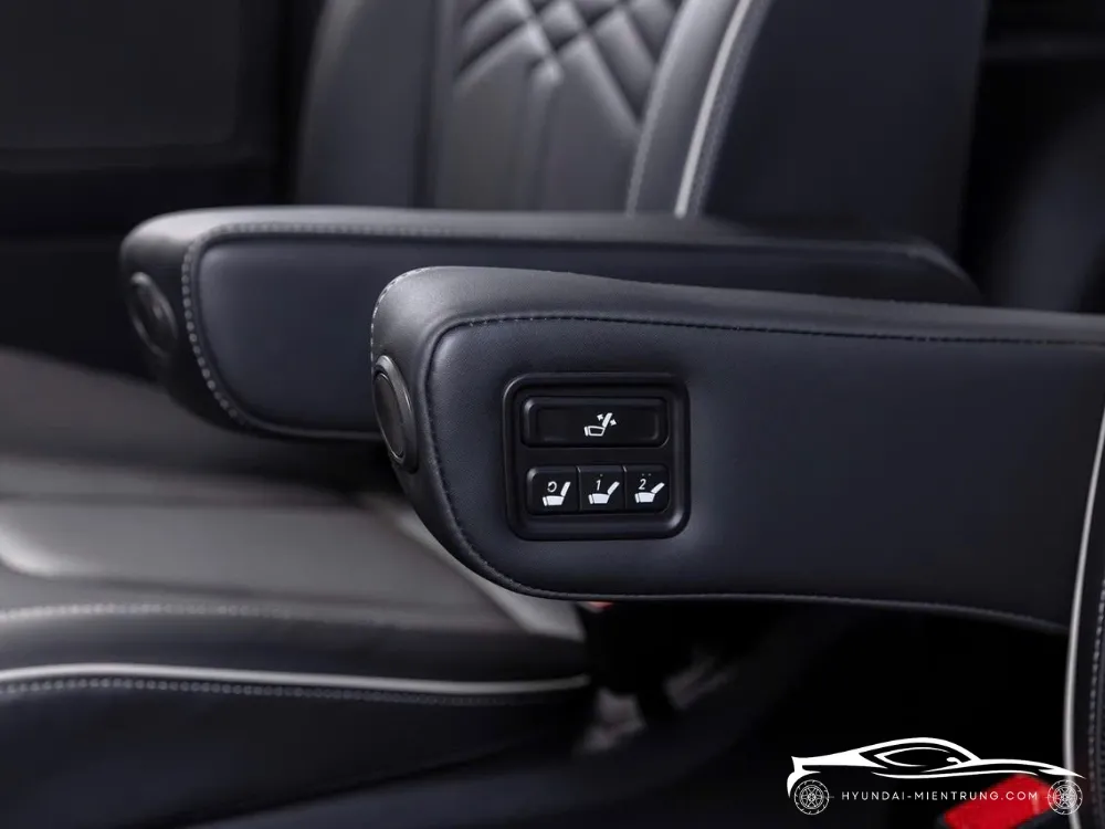 Khoang hành lý rộng rãi và linh hoạt của Hyundai Custin 2.0T Cao Cấp 2025