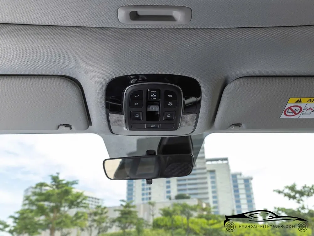 Ghế lái bọc da cao cấp với các nút điều chỉnh điện trên Hyundai Custin 2.0T Cao Cấp 2025