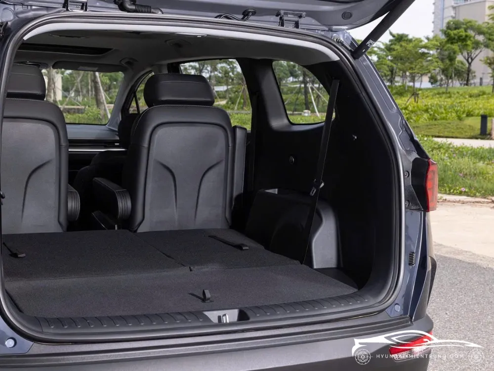 Thiết kế nội thất tổng thể với tông màu sáng và điểm nhấn kim loại trên Hyundai Custin 2.0T Cao Cấp 2025