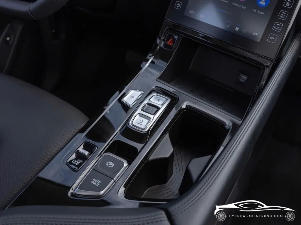 Vô lăng tích hợp nút bấm và đồng hồ kỹ thuật số trên Hyundai Custin 2.0T Cao Cấp 2025