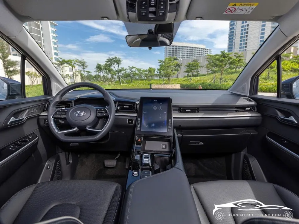 Bảng điều khiển trung tâm Hyundai Custin 2.0T Cao Cấp 2025 với màn hình dọc 10.4 inch