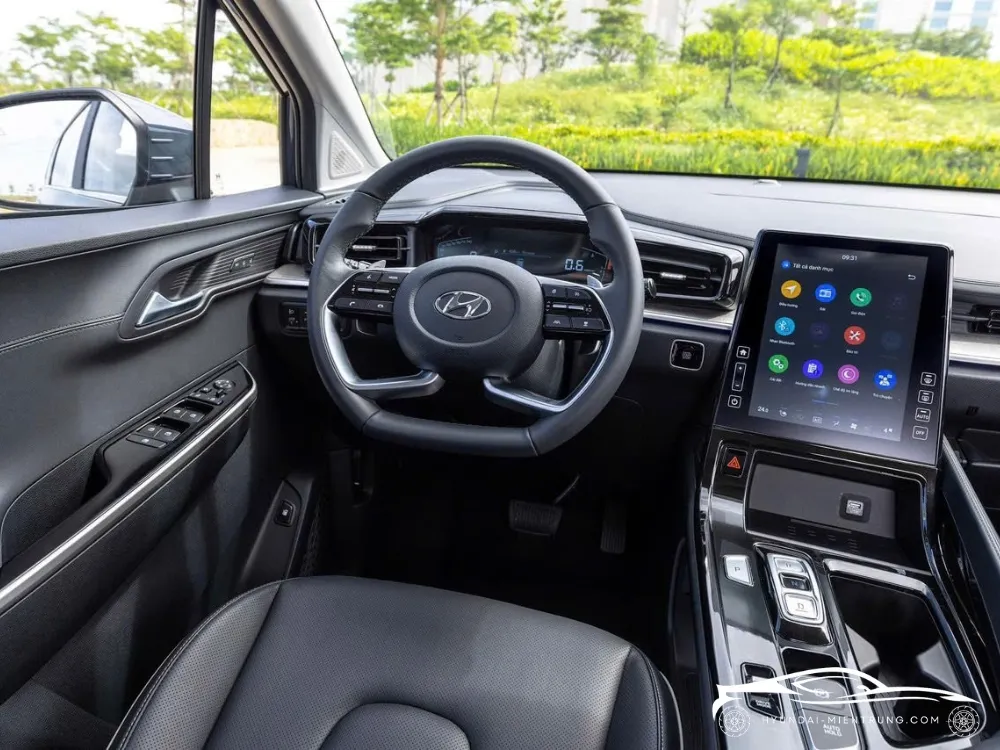 Cận cảnh màn hình giải trí và các nút điều khiển trên Hyundai Custin 2.0T Cao Cấp 2025