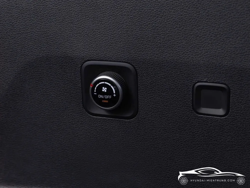 Chi tiết cửa gió điều hòa cho hàng ghế sau của Hyundai Custin 2.0T Cao Cấp 2025