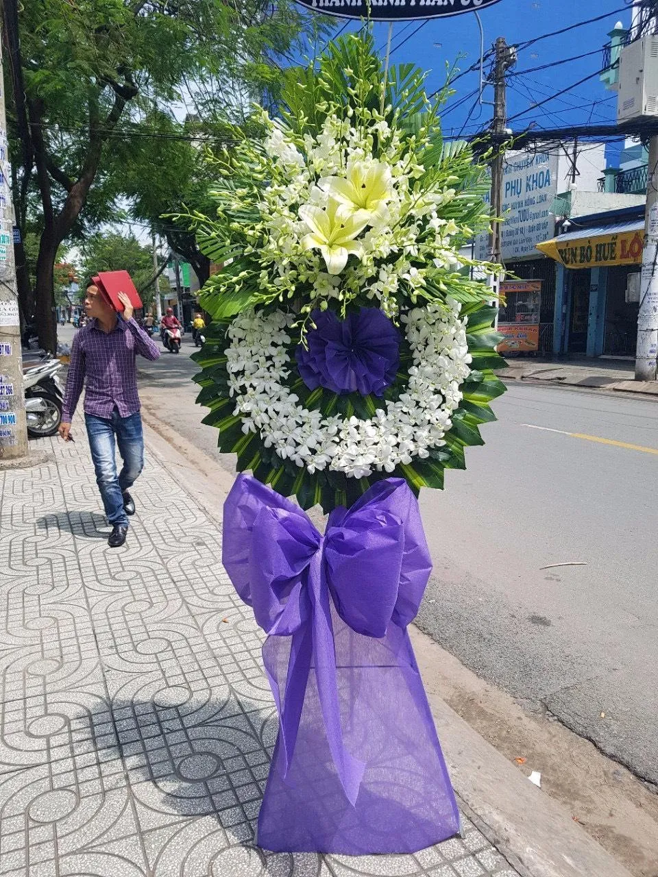 Vòng hoa chia buồn trang trọng với dải băng ghi lời viếng