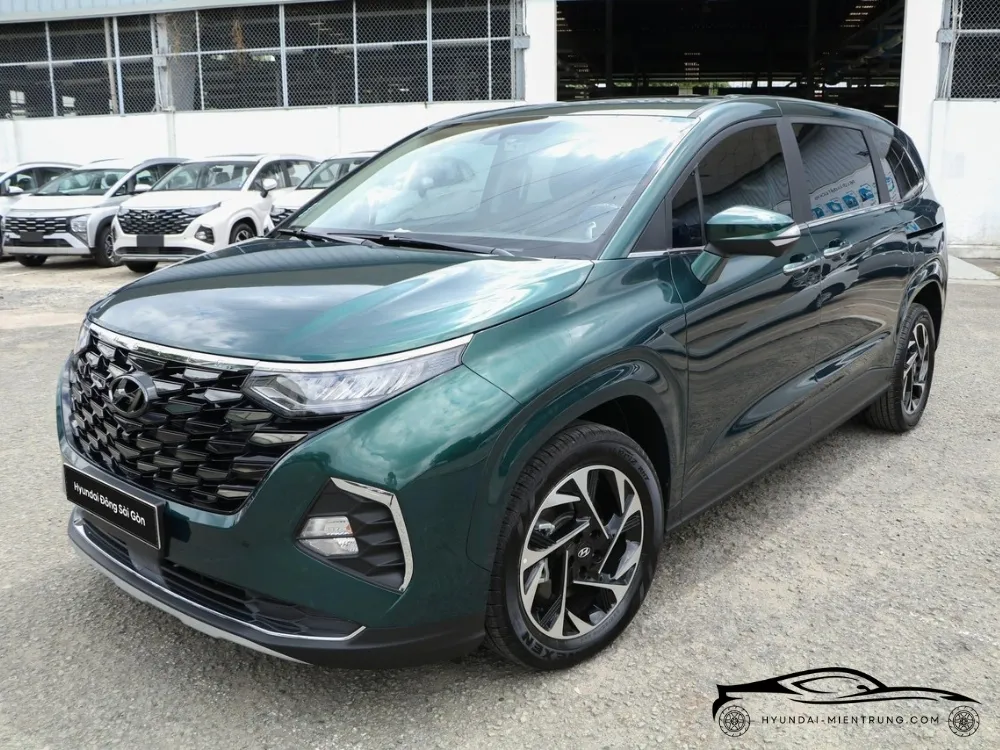 Góc nhìn cận cảnh phần đầu xe Hyundai Custin 2.0T Cao Cấp 2025 màu xanh lục, đèn LED sắc nét