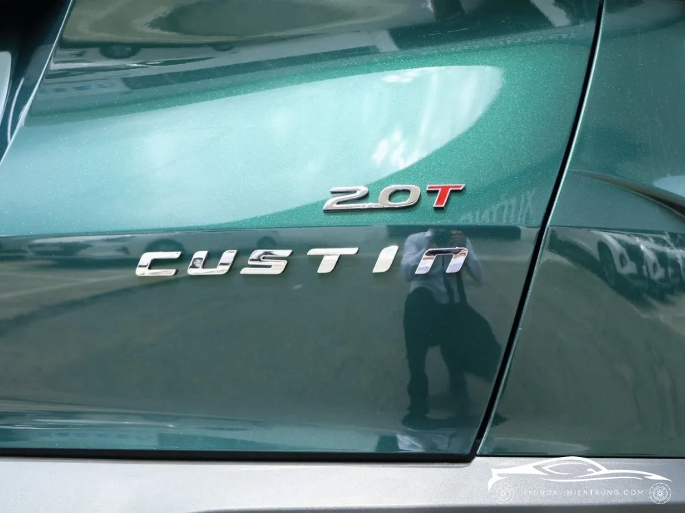 Phần đuôi xe Hyundai Custin 2.0T Cao Cấp 2025 màu xanh lục, đèn hậu LED liên kết