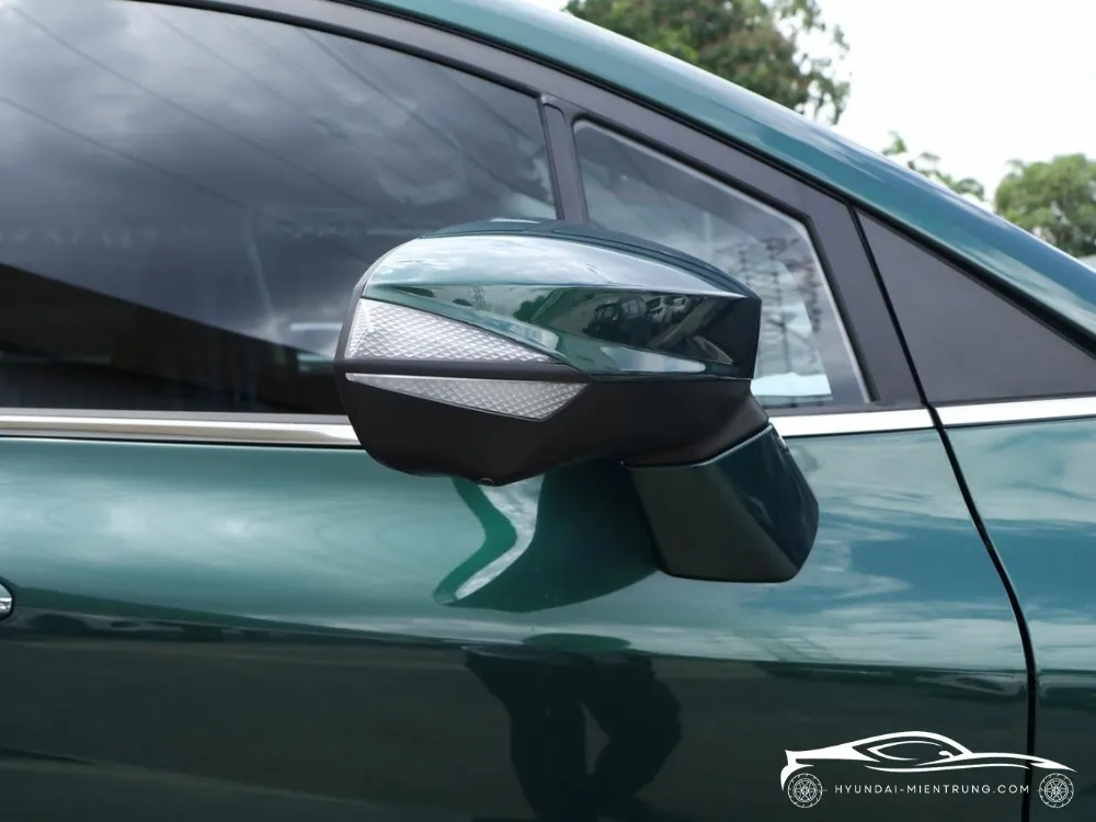 Bánh xe Hyundai Custin 2.0T Cao Cấp 2025 màu xanh lục, thiết kế mâm xe hiện đại