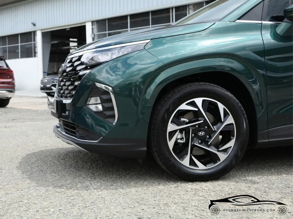 Cận cảnh chi tiết đèn pha và logo Hyundai trên Custin 2.0T màu xanh lục bảo 2025