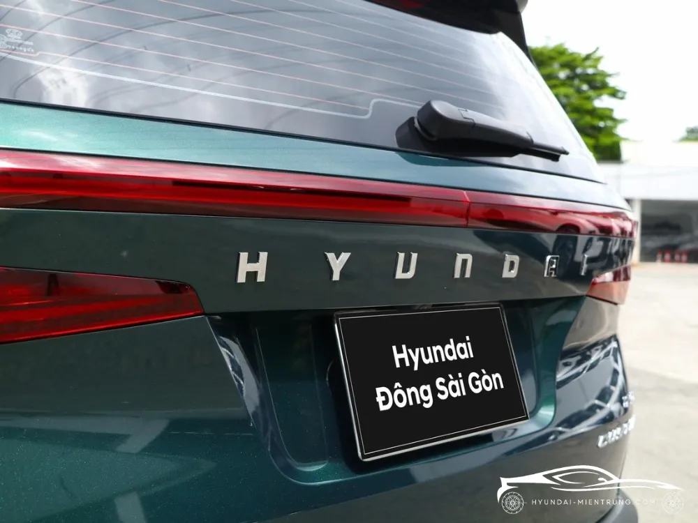 Góc chụp từ trên cao của Hyundai Custin 2.0T Cao Cấp 2025 màu xanh lục
