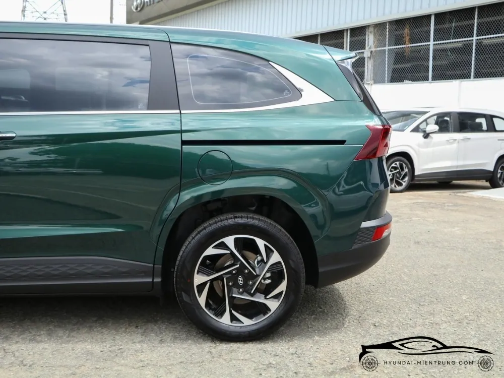 Tổng thể ngoại thất Hyundai Custin 2.0T Cao Cấp 2025 màu xanh lục, thiết kế năng động