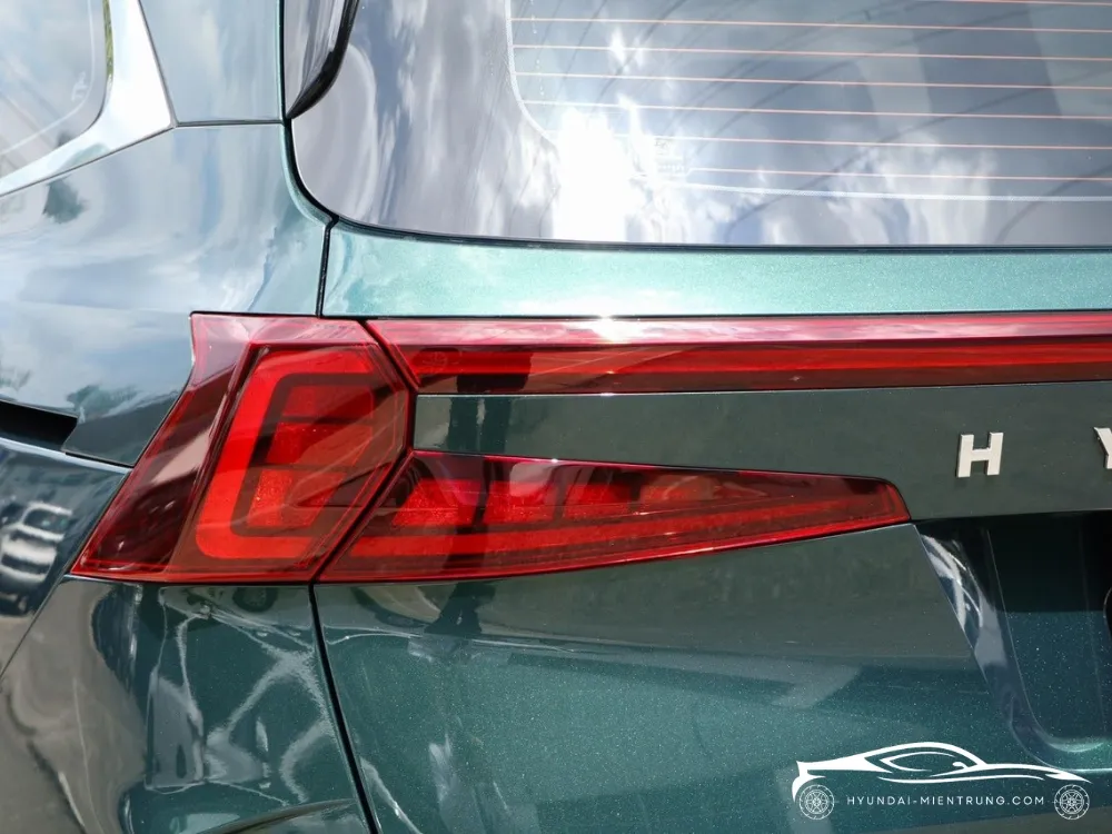 Hông xe Hyundai Custin 2.0T Cao Cấp 2025 màu xanh lục, cửa trượt tiện lợi