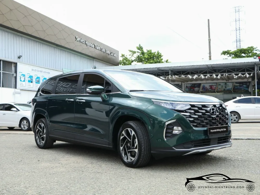 Hyundai Custin 2.0T Cao Cấp màu xanh lục bảo 2025 từ góc thấp, tôn lên vẻ bề thế