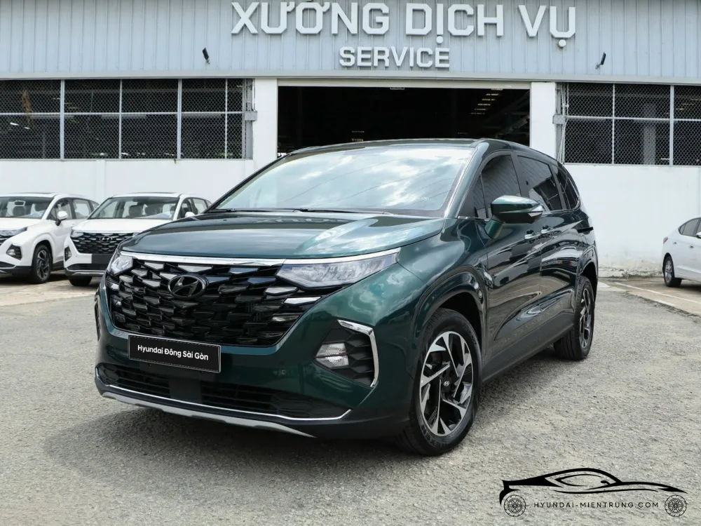 Mặt trước Hyundai Custin 2.0T Cao Cấp màu xanh lục bảo 2025 với lưới tản nhiệt Parametric Jewel hiện đại