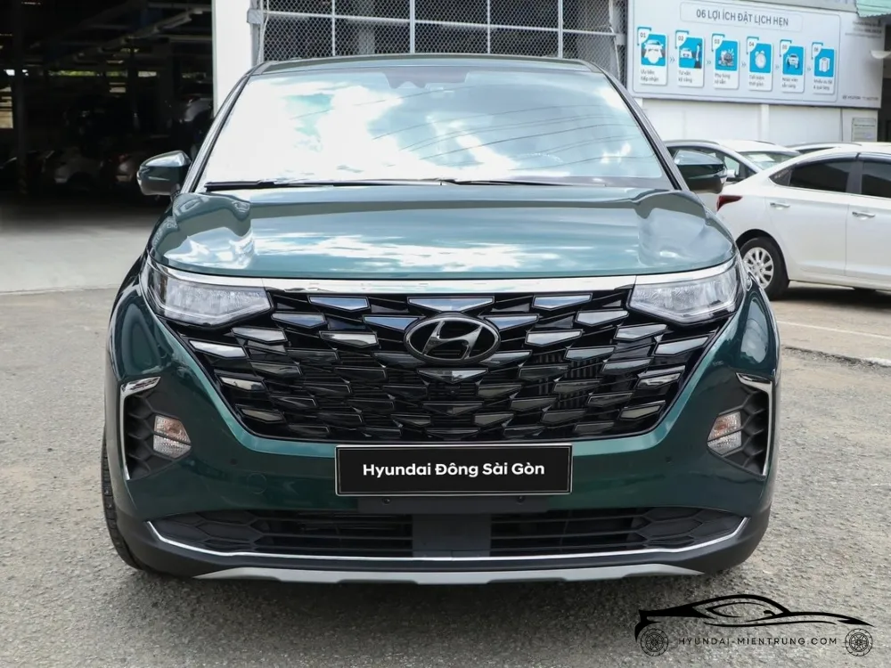 Tổng thể ngoại thất bên hông xe Hyundai Custin 2.0T Cao Cấp màu xanh lục 2025