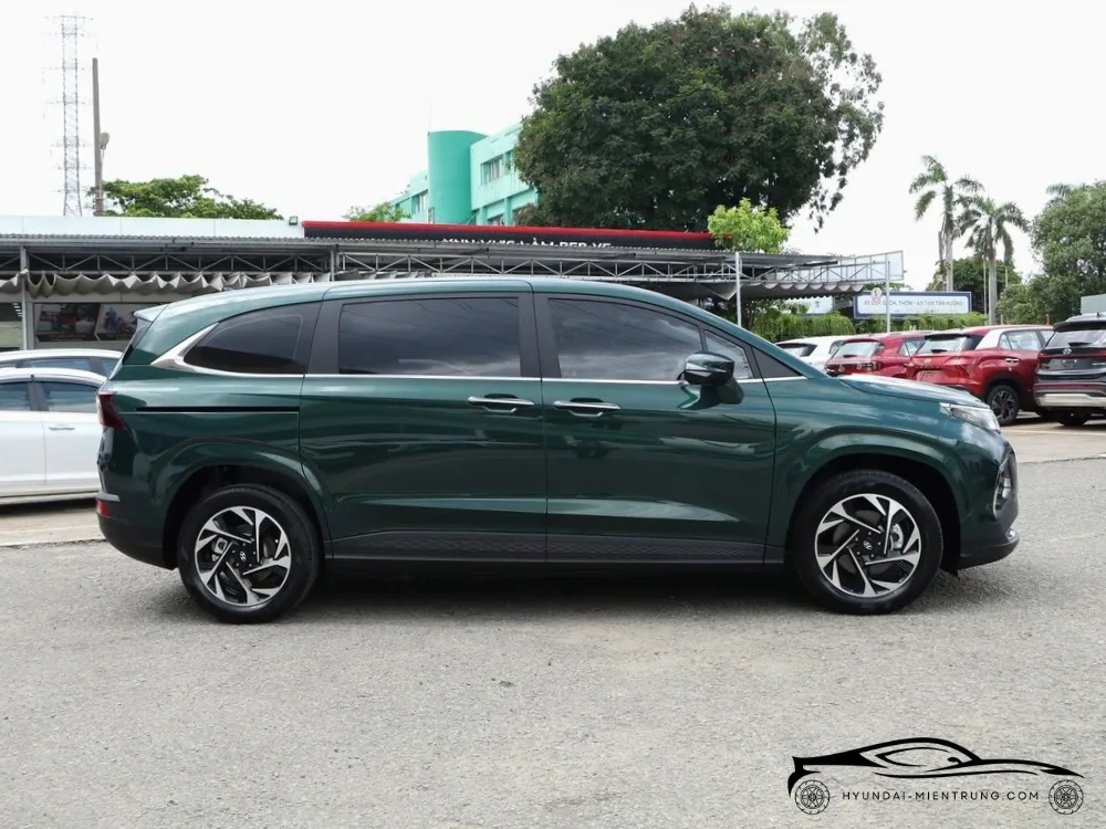 Góc chụp từ phía sau của Hyundai Custin 2.0T Cao Cấp màu xanh lục bảo 2025