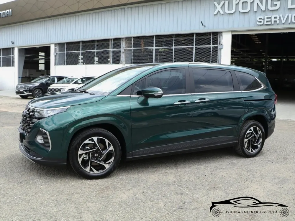 Ngoại thất Hyundai Custin 2.0T Cao Cấp 2025 nổi bật với màu xanh lục bảo, các chi tiết chrome sang trọng
