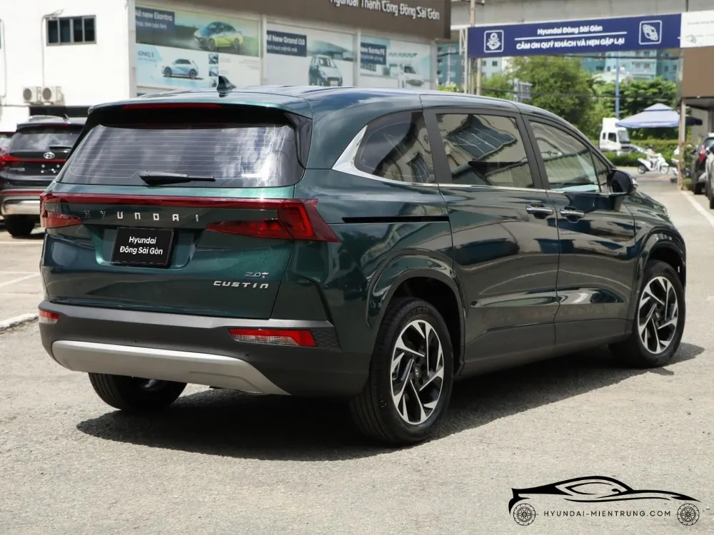 Góc nghiêng phía sau của Hyundai Custin 2.0T Cao Cấp màu xanh lục bảo 2025