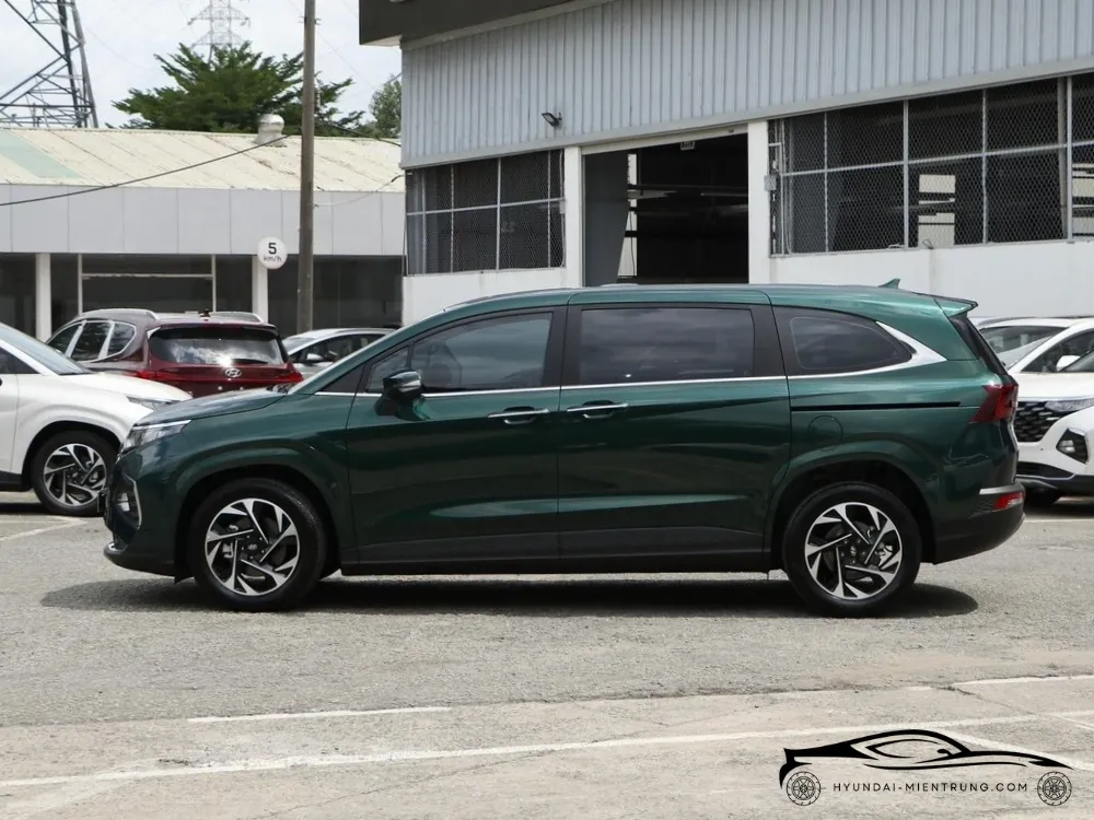 Góc chụp cận cảnh đèn hậu và cốp xe Hyundai Custin 2.0T Cao Cấp 2025 màu xanh