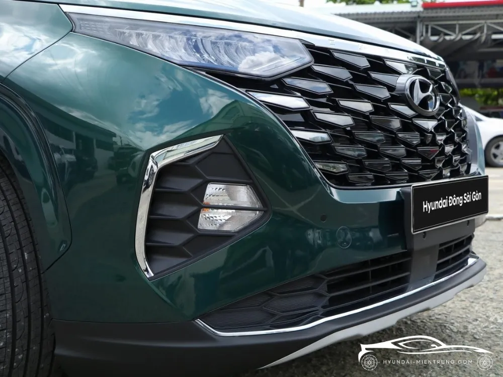 Chi tiết đèn trước Hyundai Custin 2.0T Cao Cấp 2025 màu xanh lục
