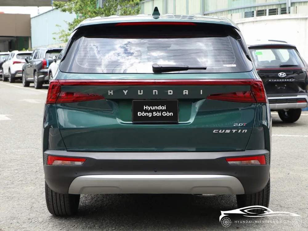 Hyundai Custin 2.0T Cao Cấp 2025 màu xanh lục bảo đỗ bên lề đường, sẵn sàng di chuyển