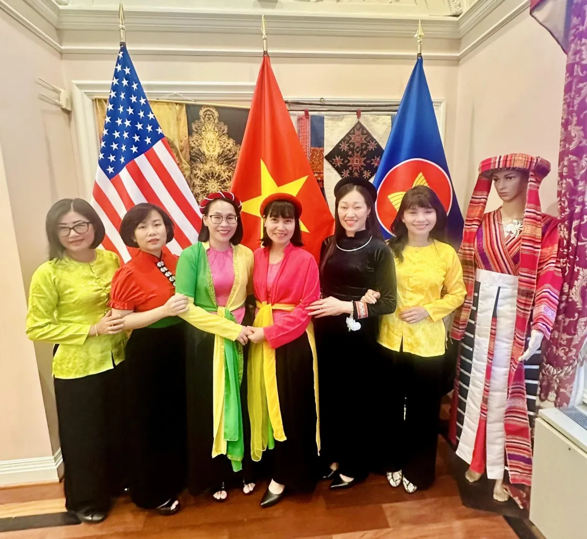 Các phu nhân cán bộ Đại sứ quán chụp ảnh kỷ niệm sau buổi trình diễn