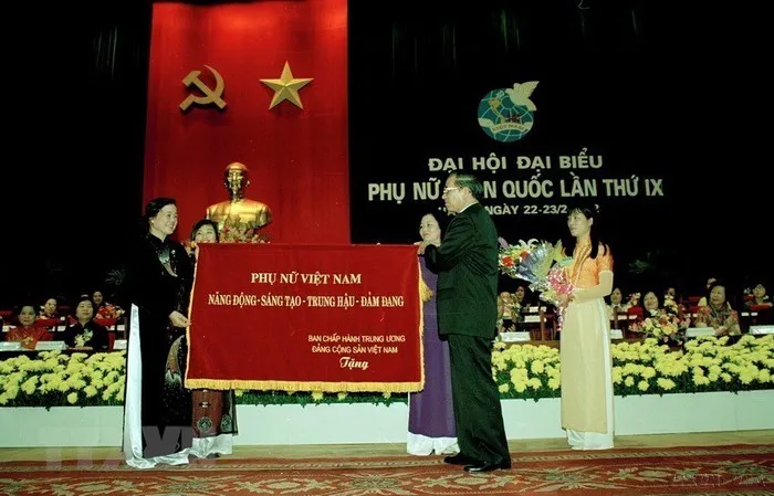 Tổng Bí thư Nông Đức Mạnh trao bức trướng &quot;Phụ nữ Việt Nam: Năng động-Sáng tạo-Đảm đang&quot; tại Đại hội Phụ nữ lần IX (2002)