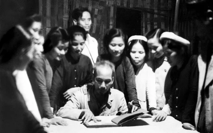 Chủ tịch Hồ Chí Minh xem các ảnh phụ nữ Việt Nam hoạt động kháng chiến tại Đại hội toàn quốc lần thứ nhất (1950)