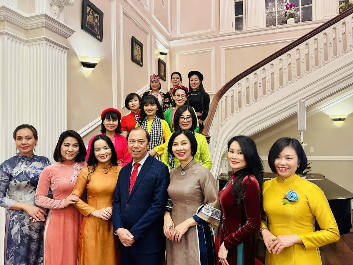 Đại sứ Nguyễn Quốc Dũng và Phu nhân Trần Thị Bích Vân chụp ảnh cùng các phu nhân Đại sứ quán biểu diễn thời trang