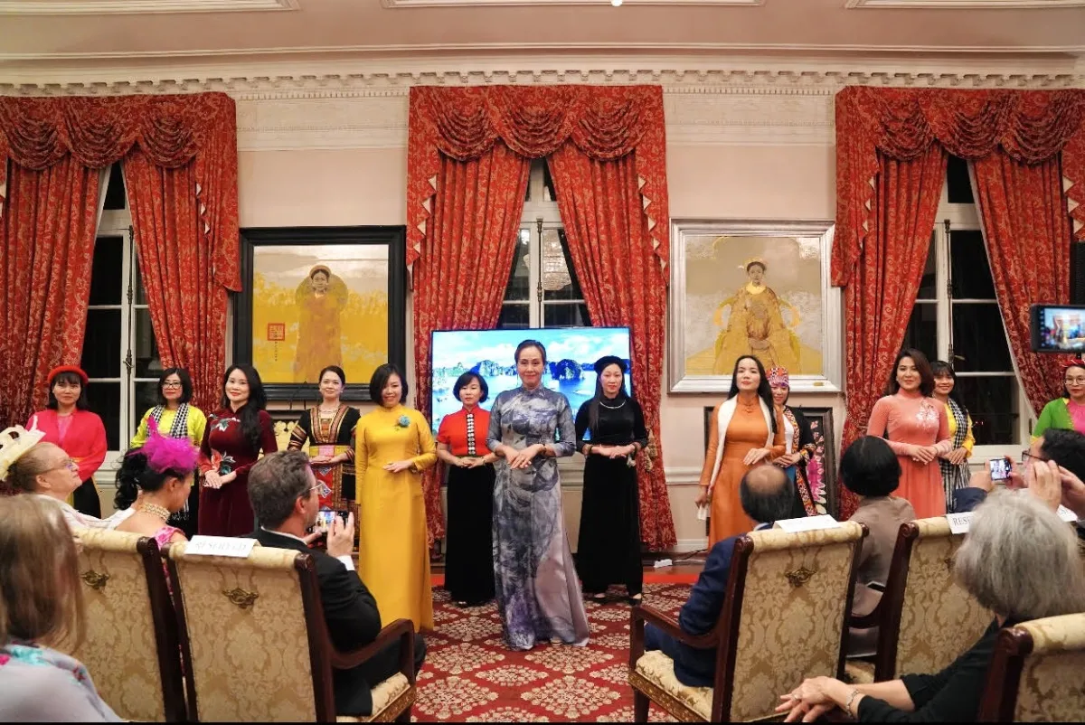 Người mẫu trình diễn trang phục truyền thống Việt Nam