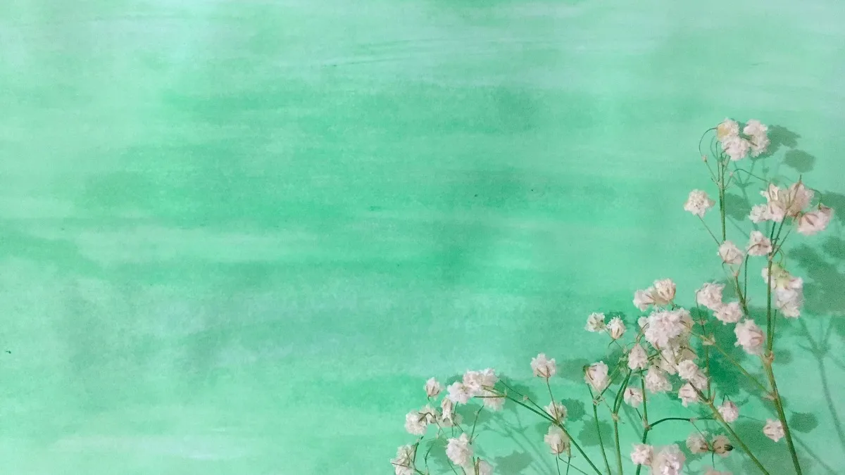Background xanh pastel kết hợp với hoa đẹp, tạo vẻ lãng mạn