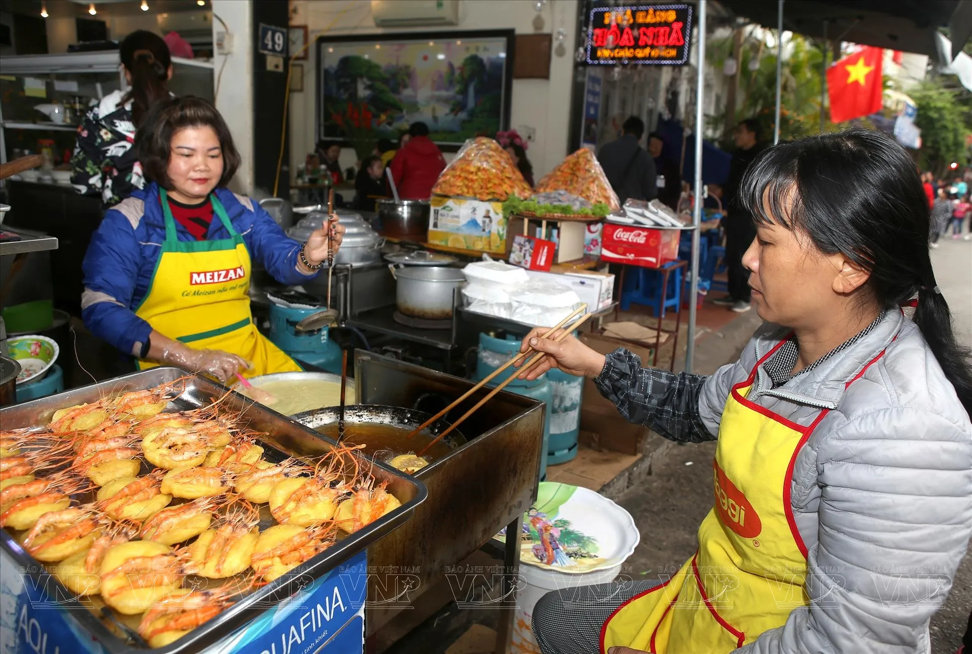 Bánh tôm giòn rụm màu vàng ruộm, đặc trưng của ẩm thực đường phố Hà Nội